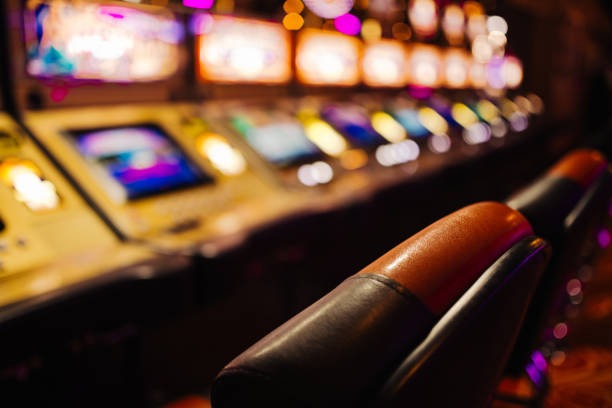 Blackjack live dengan kualitas streaming tinggi Antarmuka blackjack live dengan dealer di studio multi-kamera